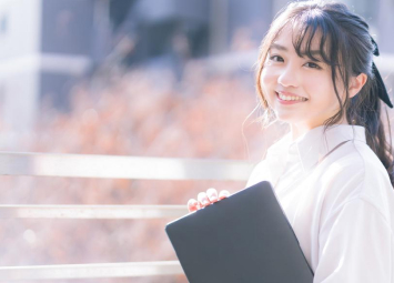 そのホームページ、10年前のままで大丈夫ですか??